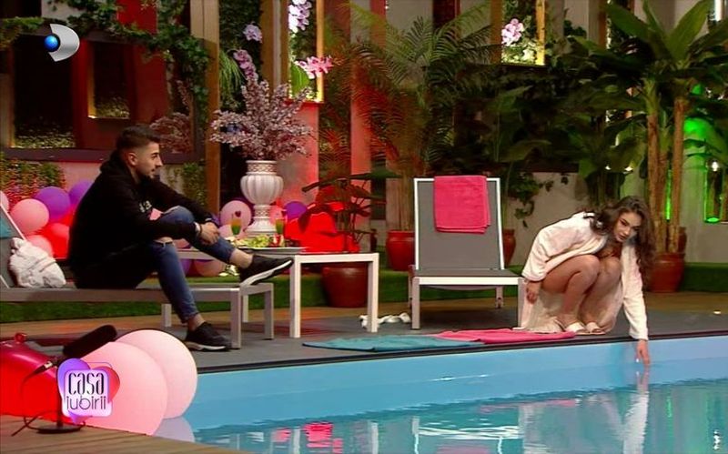 Incredibil cu ce s-a îmbrăcat această concurentă la primul date  în Casa Iubirii! Reacția lui Patrick: „I-ați halatul pe tine!”