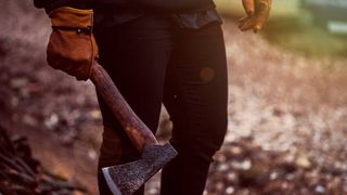 Un bărbat a fost prins de oamenii legii &icirc;n timp ce alerga cu toporul pe stradă, &icirc;n Mehedinţi. T&acirc;nărul și-a atacat iubita