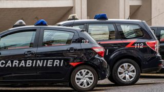 Scene greu de privit! Un român a amenințat că își va arunca fetița pe fereastră chiar în fața polițiștilor