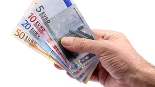 C&acirc;t ar trebui să c&acirc;știge un rom&acirc;n &icirc;n funcție de v&acirc;rstă