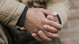 VIDEO - Un bătrân din județul Bacău a fost înșelat cu aproape 9.000 de lei prin metoda „împrietenirii”