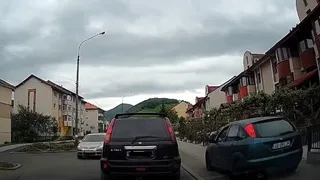 Un șofer a condus în viteză pe trotuar pentru a trece în fața unei coloane