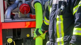 Incendiu &icirc;ntr-o parcare din Prahova: trei mașini au fost cuprinse de flăcări