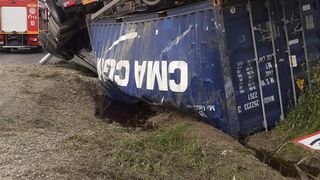 Un TIR s-a răsturnat pe DN 22, &icirc;n zona carierei de piatră Gura Dobrogei