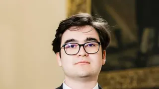 Un elev din T&acirc;rgu Jiu a fost numit cetățean de onoare după ce a obținut mai multe medalii de aur la olimpiade internaționale la lingvistică și informatică.