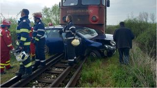 Un bărbat a murit după ce mașina în care se afla a fost izbită din plin de tren