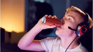 Ce a pățit un t&acirc;năr de 20 de ani care a băut zilnic 2 litri de energizante pe zi