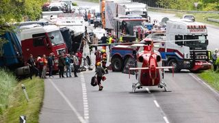 VIDEO: Cel puțin un mort și 59 de răniți după un accident rutier pe o autostradă din vestul Slovaciei