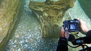 VIDEO. Un scafandru a descoperit din întâmplare o navă romană veche de 1.800 de ani. Ce comori ascundea înăuntru