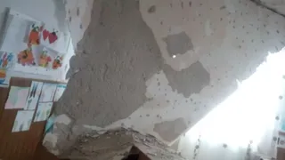 O bucată de tencuială s-a desprins chiar în timpul orelor din tavanul unei școli