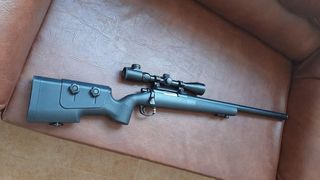 Elev de 18 ani, prins cu o armă airsoft într-o şcoală din Mureş