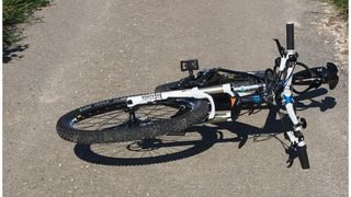 Un t&acirc;năr de 27 de ani a murit după ce a căzut de pe bicicletă &icirc;n Neamţ
