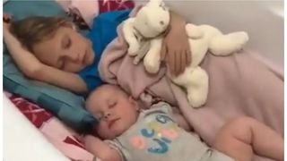 Copiii ucraineni au dormit în cadă în timpul atacului armatei ruse în Kiev.