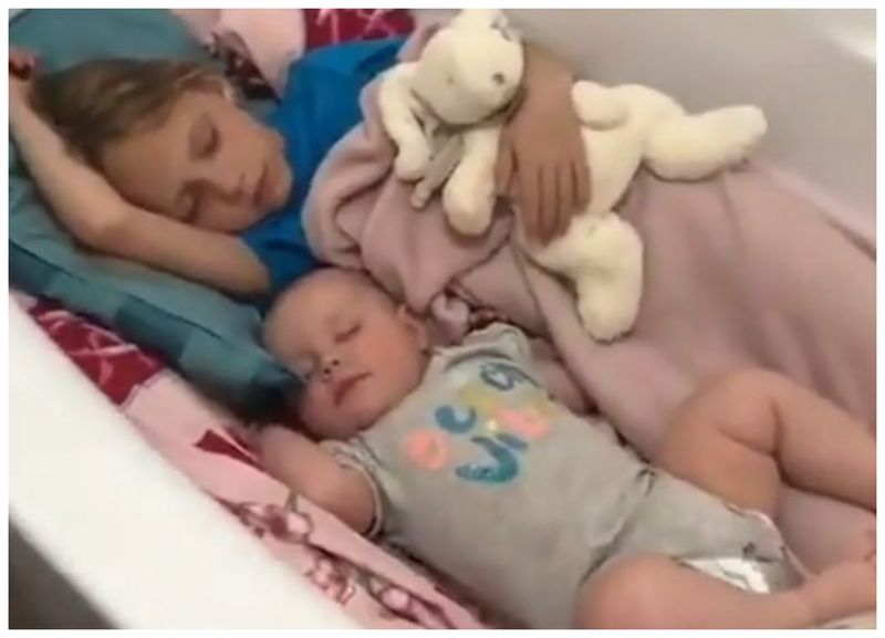 Copiii ucraineni au dormit în cadă în timpul atacului armatei ruse în Kiev.