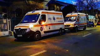 Într-un acces de furie, bărbatul de 34 de ani nu a mai ţinut cont de nimic şi s-a năpustit cu brutalitate asupra mamei sale.