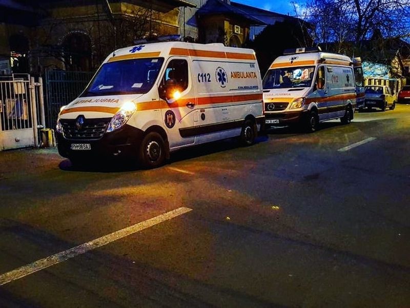 Într-un acces de furie, bărbatul de 34 de ani nu a mai ţinut cont de nimic şi s-a năpustit cu brutalitate asupra mamei sale.