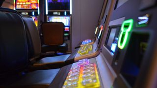 VIDEO - T&acirc;năr din Craiova, cercetat după ce a mințit că a fost t&acirc;lhărit. Acesta a pierdut banii la jocurile de noroc