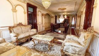 Proprietatea este într-o zonă de munte, iar în apropiere se află masivul Parâng și stațiunea de ski Straja.