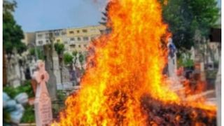 Cel mai probabil incendiul a fost provocat de o candelă așezată &icirc;n apropierea materialelor combustibile.