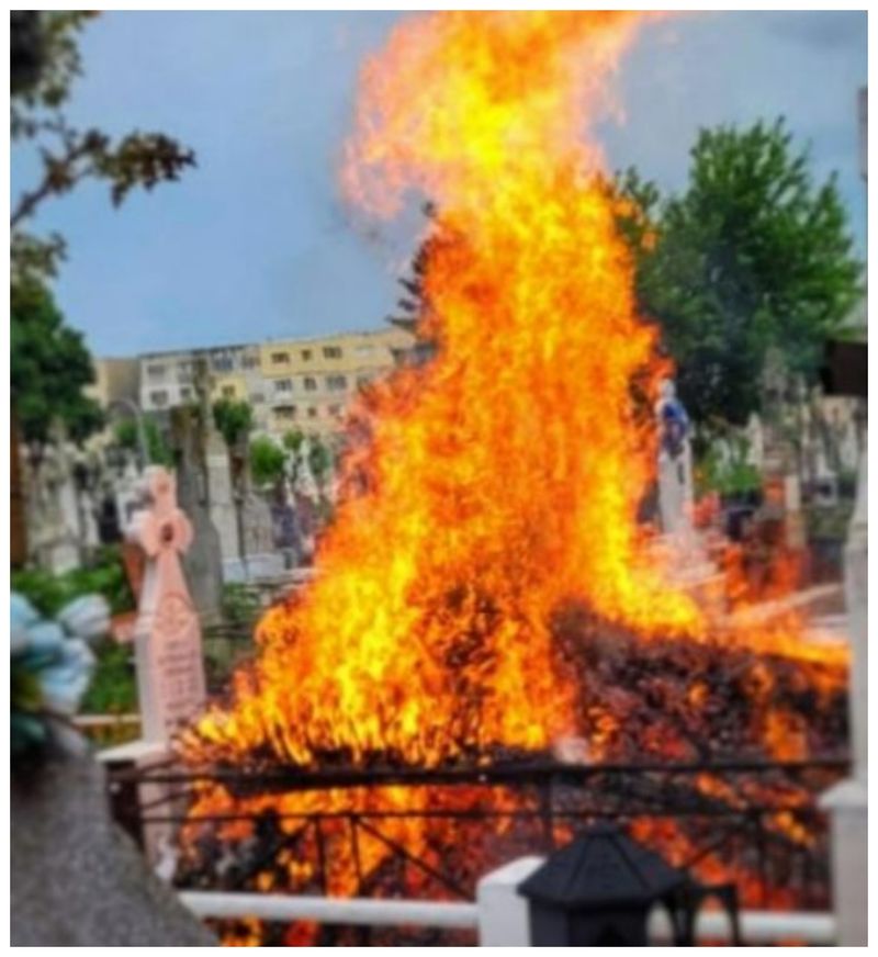 Cel mai probabil incendiul a fost provocat de o candelă așezată în apropierea materialelor combustibile.