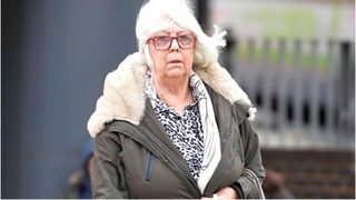 O asistentă maternală a fost condamnată la închisoare. Femeia a torturat ani la rând copiii pe care îi îngrijea, obligându-i să bea suc amestecat cu clor