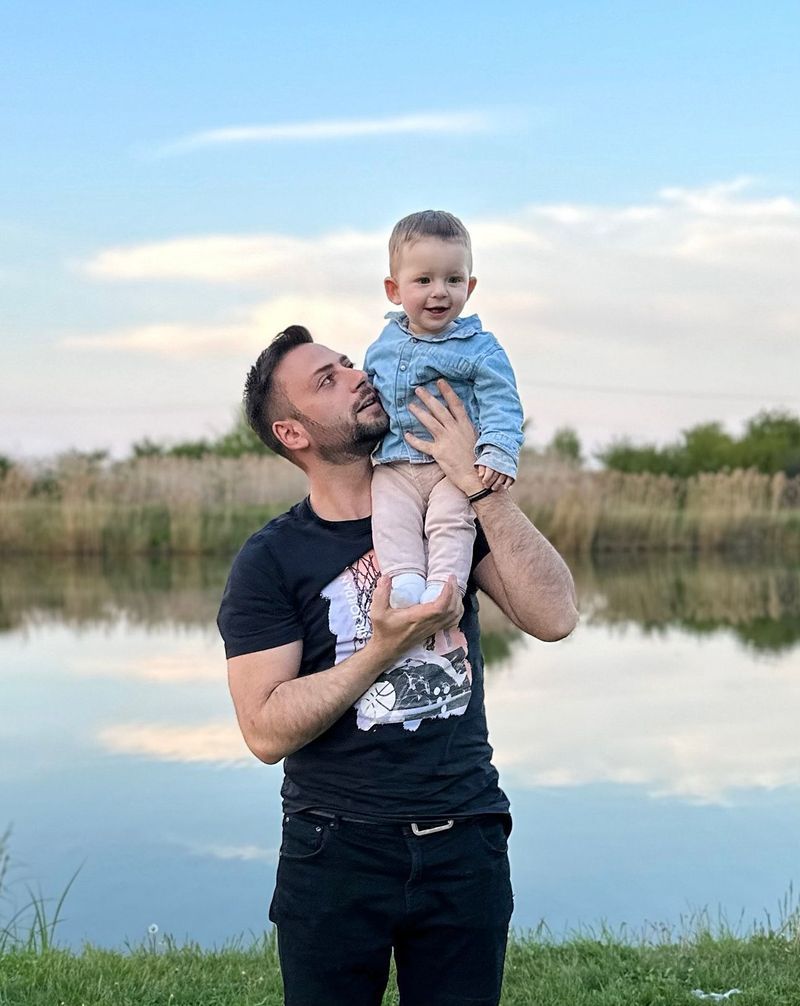 Sărbătoare în familia lui Radu Andrei Tudor, prezentatorul “NEWSTIME”, de la Kanal D2 “Așa am prins curaj să îl iau în brațe…”