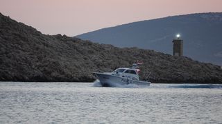 Mai multe persoane au fost rănite, după ce o ambarcațiune a poliției a luat foc