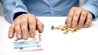 Patronul unei case de amanet din Ploiești a fost bătut de doi clienți. Bărbatul a ajuns la spital