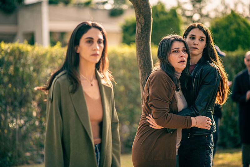 “Drumul tăcerii”, serialul grecesc cu o poveste plină de mistere, difuzat de Kanal D2, ajunge astăzi la final În mijlocul unei furtuni de evenimente, puzzle-ul misterioasei dispariții își așteaptă rezolvarea