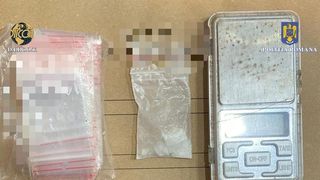 Un bărbat de 20 de ani și o femeie , reținuți pentru trafic de droguri și cristale în Galați