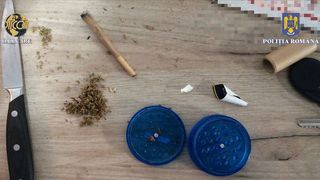 Au fost găsite 160 de grame de substanță solidă și cel puțin 54 de grame de droguri de risc.