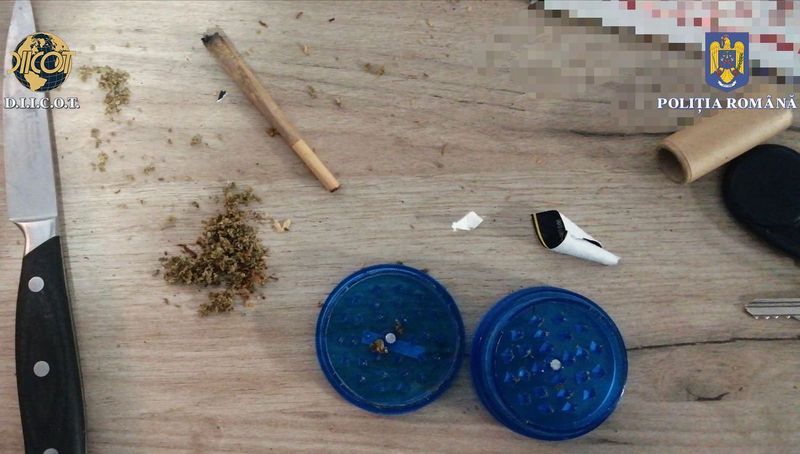 Au fost găsite 160 de grame de substanță solidă și cel puțin 54 de grame de droguri de risc.