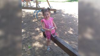 Fetița de doi ani și zece luni, opărită de părinți.