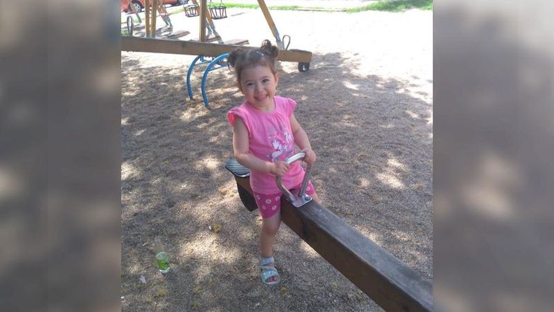 Fetița de doi ani și zece luni, opărită de părinți.