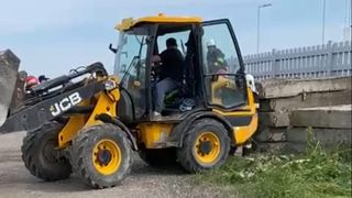 FOTO/VIDEO - Imagini emoționante! Un cățeluș a fost la un pas să moară, blocați &icirc;ntre plăci de beton, &icirc;n Constanța. El a fost salvat de pompieri