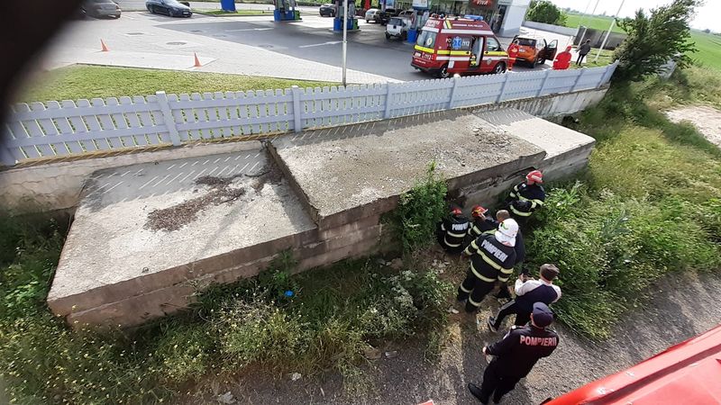 FOTO/VIDEO - Imagini emoționante! Un cățeluș a fost la un pas să moară, blocați între plăci de beton, în Constanța. El a fost salvat de pompieri