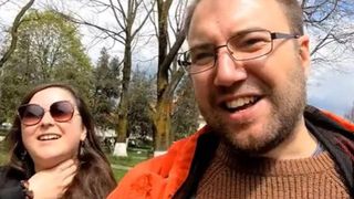 Josef Roberts, un vlogger britanic, a ajuns &icirc;nt&acirc;mplător &icirc;n Rom&acirc;nia alături de soție, deși ar fi trebuit să meargă la Istanbul.