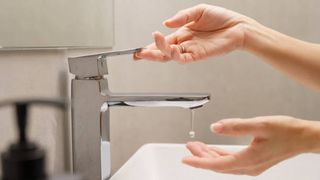 Alertă într-o comună din Prahova: la robinetele oamenilor curge apă contaminată cu arsenic