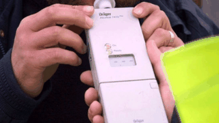 Un șofer din Brașov a fost prins conducând beat de două ori, în mai puţin de o săptămână. Polițiștii l-au reținut