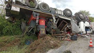 Accident rutier pe un drum județean din Timiș: o autocamara s-a răsturnat