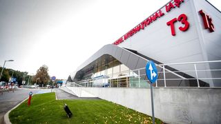 O femeie a fost preluată de un echipaj SMURD de pe aeroportul din Iaşi. Pacienta este de naționalitate ucraineană