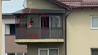 VIDEO - Imagini halucinante cu o fetiță care se balansează cu putere pe un leagăn improvizat pe balconul unui apartament de la etajul 3: „Ziceți voi că e normal”