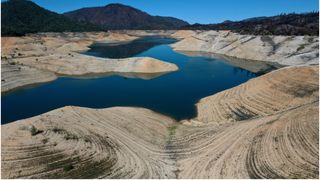 Marile lacuri rămân fără apă în toată lumea, iar savanții au găsit o explicație șocantă