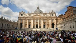 Jandarmii de la Vatican au tras un foc de armă &icirc;n pneurile din față ale mașinii care gonea cu viteză.