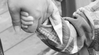 Un bărbat din UK și-a omorât în bătaie fiul de 11 ani, apoi l-a dus într-un parc și a sunat la urgențe