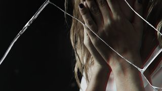 VIDEO - UPDATE - Un cunoscut interlop din Iași a fost luat pe sus de mascați după ce și-ar fi bătut concubina în spital, de față cu medicii