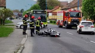 Pieton și motociclist, răniți după ce bikerul s-a izbit de două mașini parcate pe marginea drumului, &icirc;n Brașov