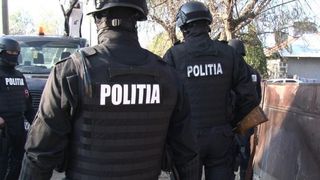 În timpul percheziţiilor, într-o locuinţă a medicului au fost găsiţi peste 100.000 de euro. 