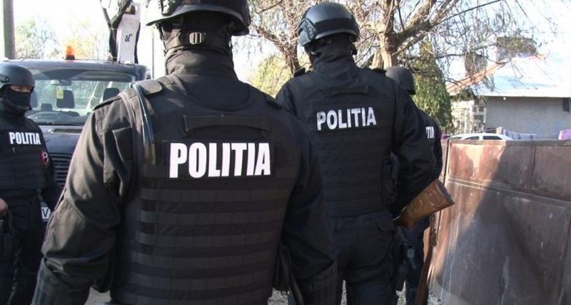 În timpul percheziţiilor, într-o locuinţă a medicului au fost găsiţi peste 100.000 de euro. 