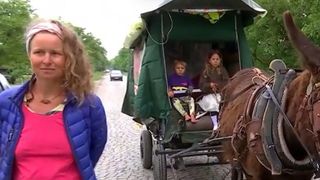 Căruţa cu care călătoresc e împărţită în două încăperi.